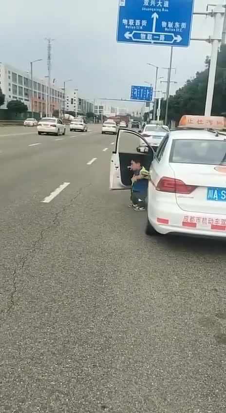 倒车的差点碰到后面的人.MP4