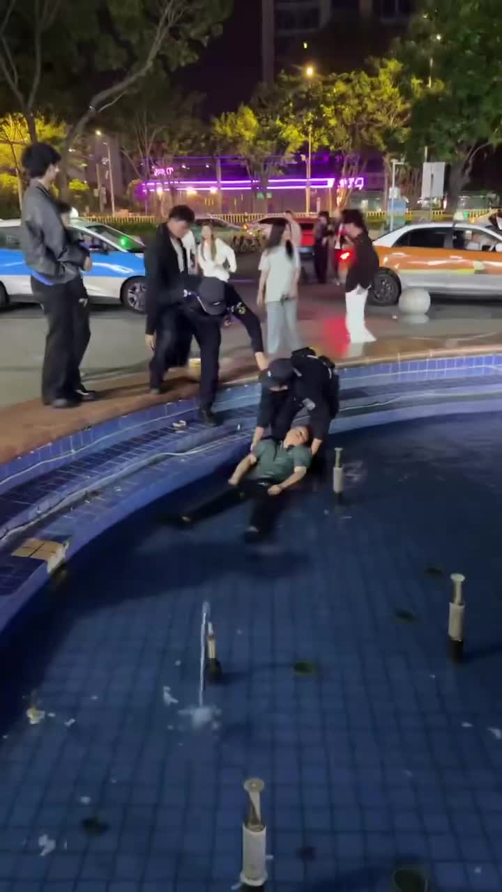 大哥，那里不能睡觉。.MP4