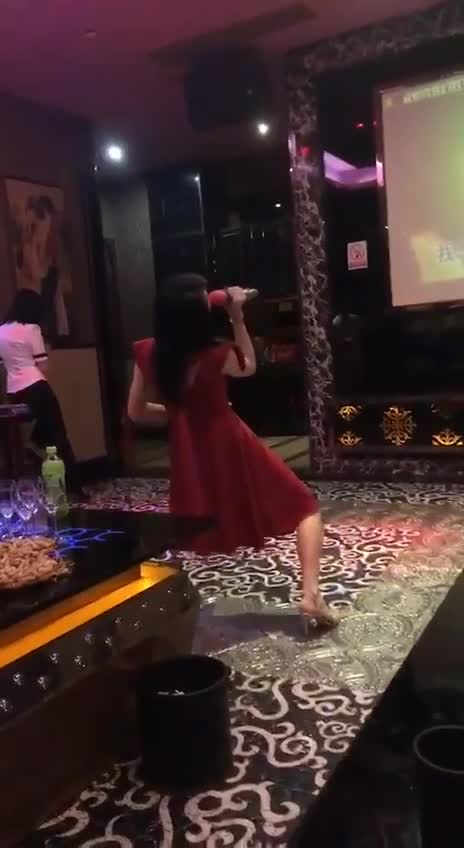 别人唱歌要钱 你唱歌要命.MP4