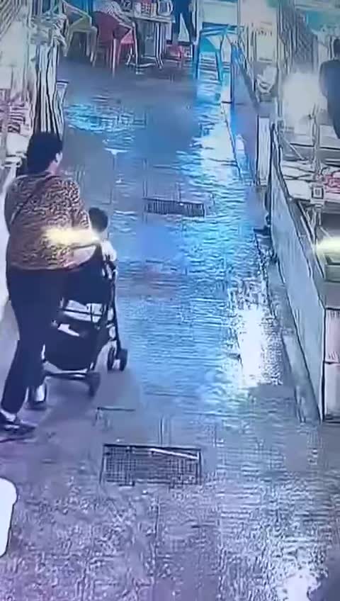 大妈婴儿车玩的很溜